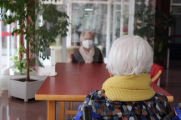 CLM se abre a "flexibilizar" las visitas a las residencias de mayores al constatar una bajada de los contagios